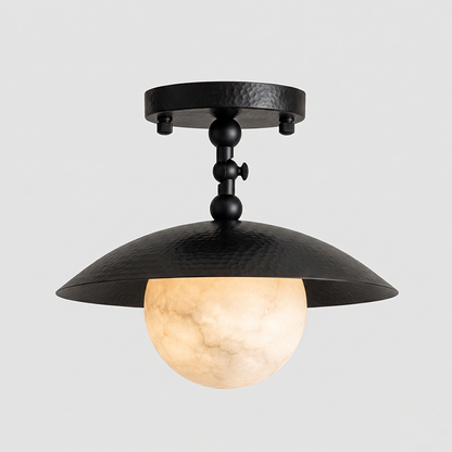 Platte plafondlamp met gehamerde koepel