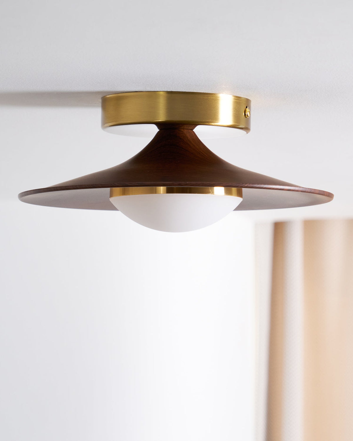 Walnootkleurige plafonnière met schotelknop