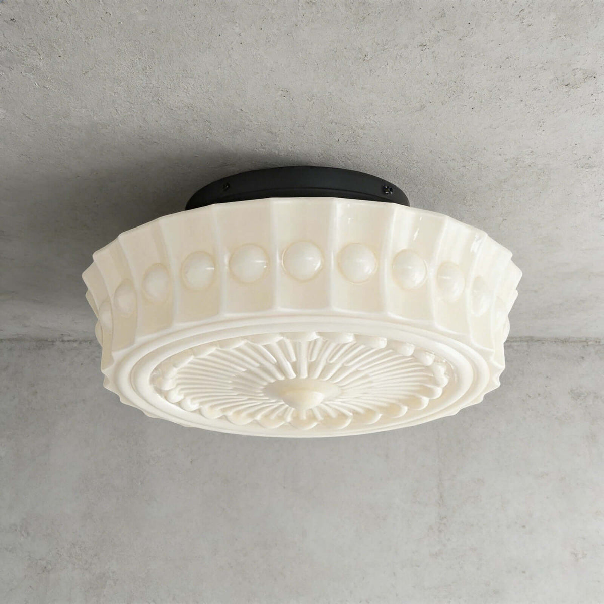 Plafondlamp van melkglas met geschulpte rand