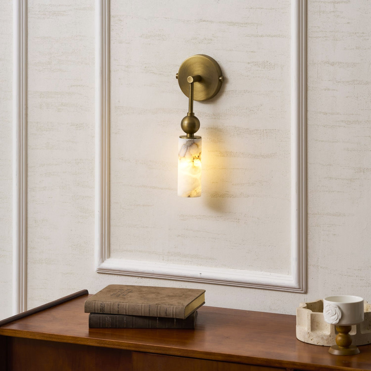 Wandlamp met albasten zuil