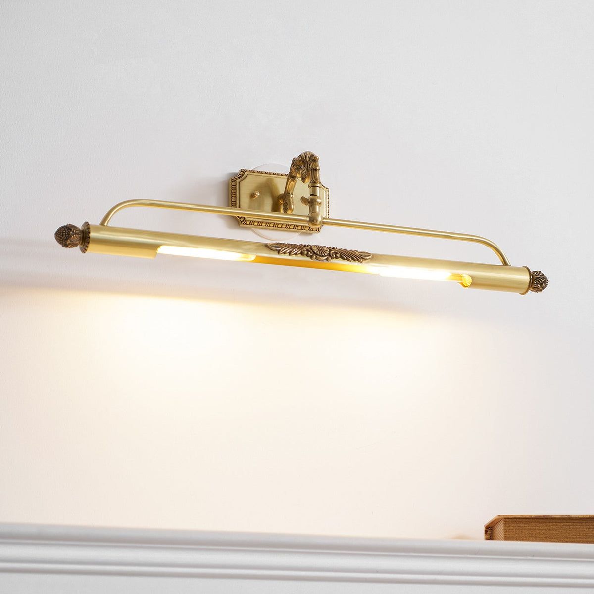 Sierlijke messing wandlamp voor schilderijen
