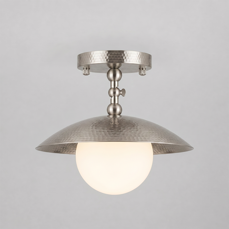 Platte plafondlamp met gehamerde koepel
