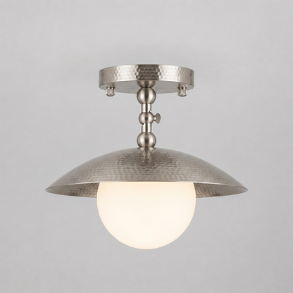 Platte plafondlamp met gehamerde koepel