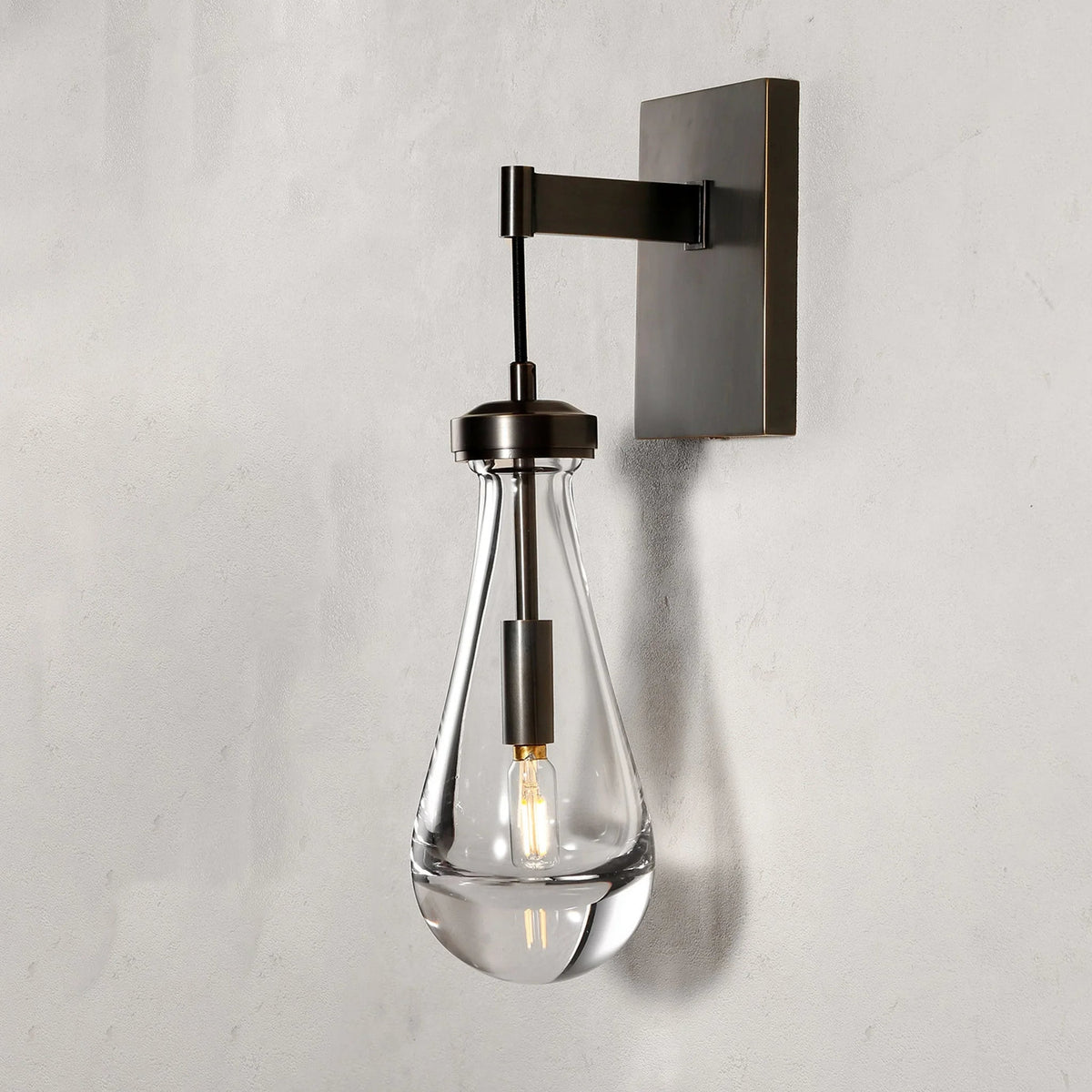 Wandlamp van traanvormig glas