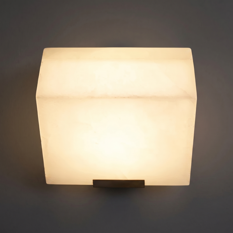 Sculpturale wandlamp van albast