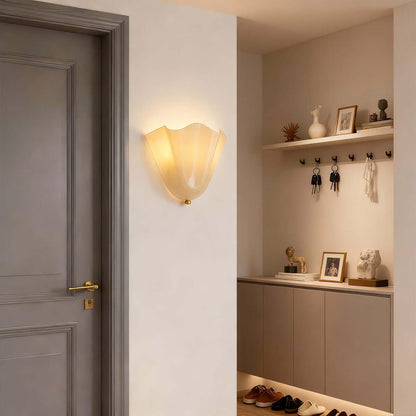 Wandlamp met gedrapeerd glas