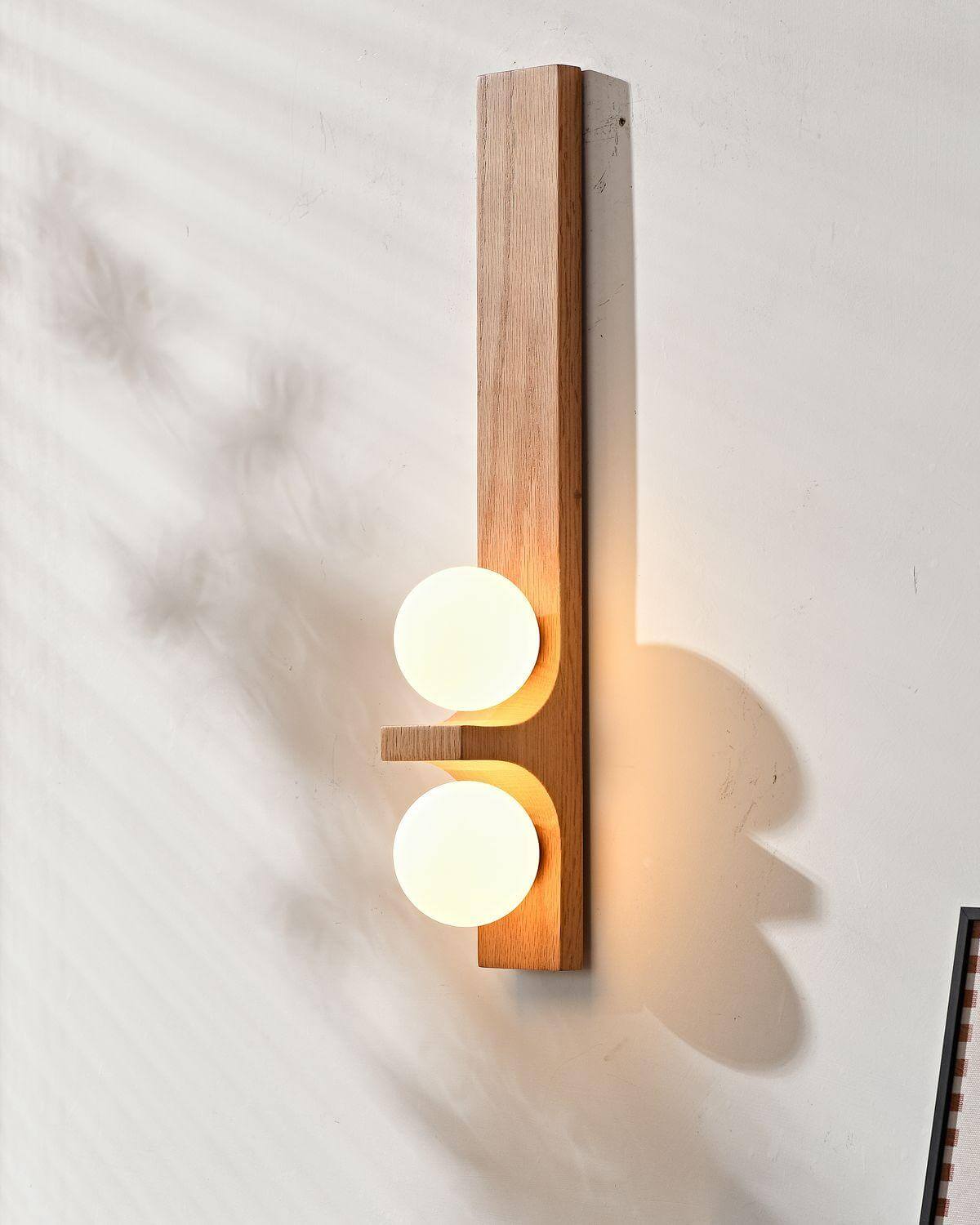 Dubbele wandlamp van hout met globes