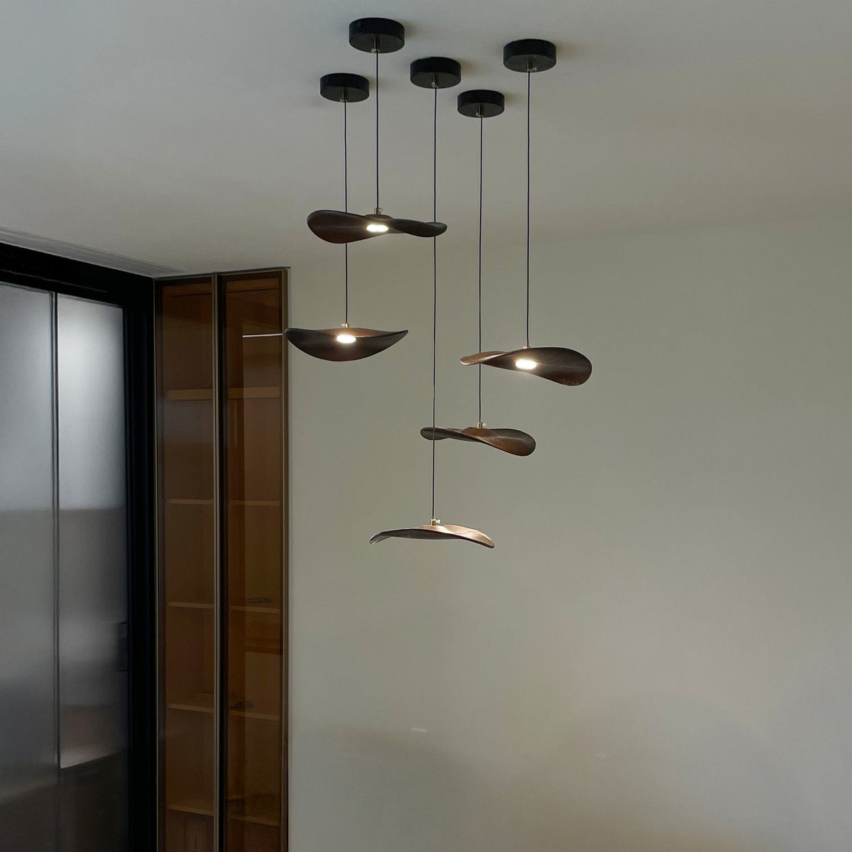 Golvende houten bladhanglamp