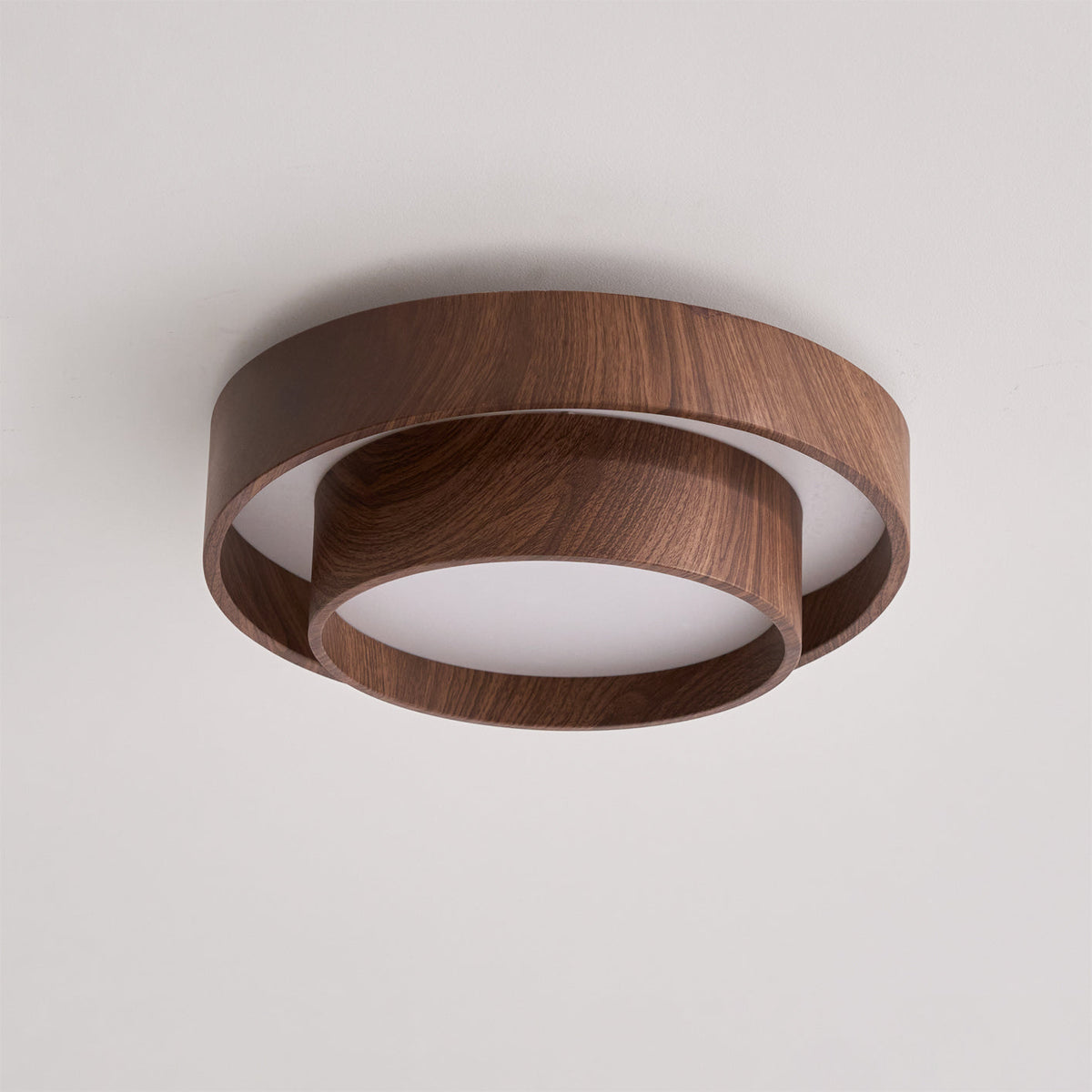 Walnootkleurige spiraalvormige plafondlamp met ringen
