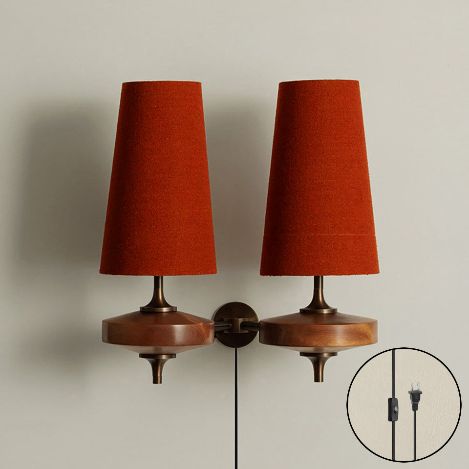 Wandlamp met stekker van walnoot en messing