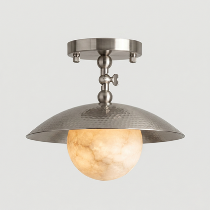 Platte plafondlamp met gehamerde koepel