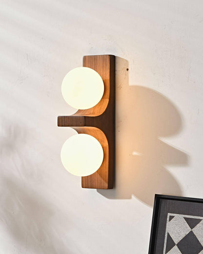 Dubbele wandlamp van hout met globes