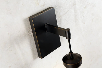 Wandlamp van traanvormig glas