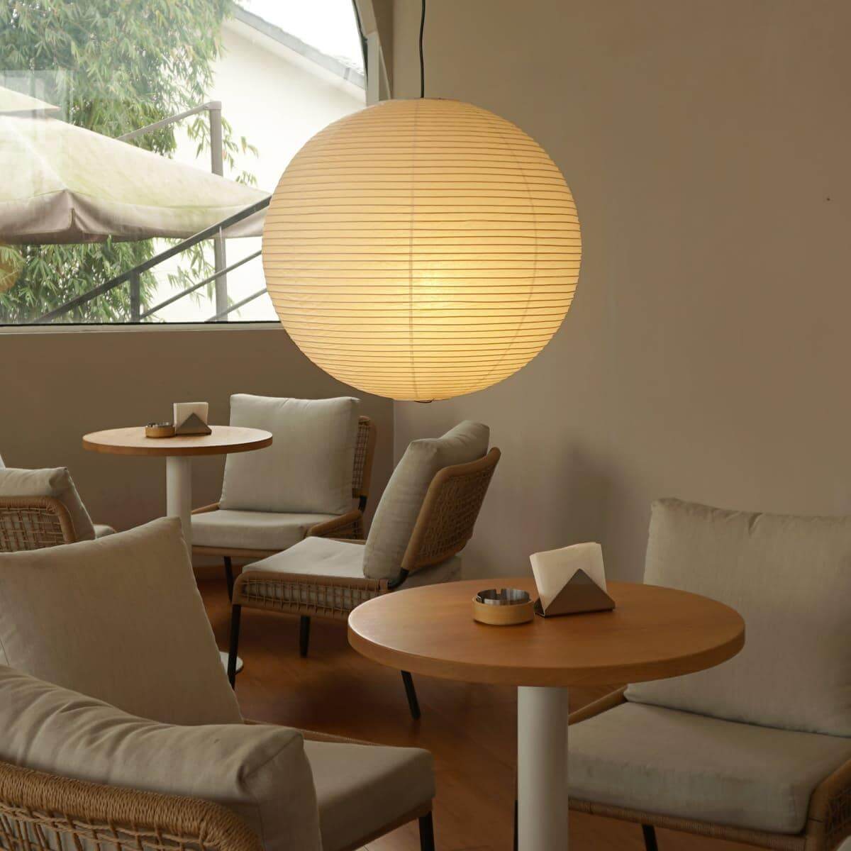 Hanglamp in washipapier in de vorm van een wereldbol