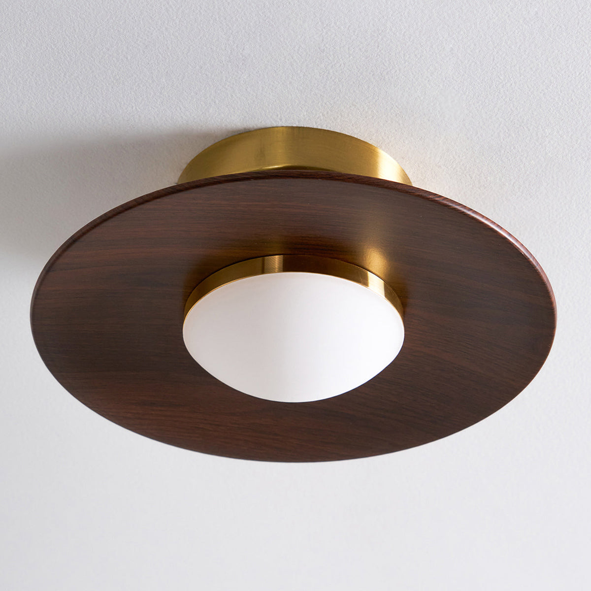Walnootkleurige plafonnière met schotelknop