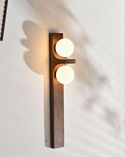 Dubbele wandlamp van hout met globes
