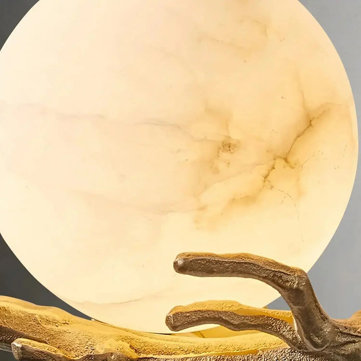 Wandlamp van albast met messingkleurige arm