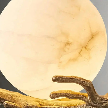 Wandlamp van albast met messingkleurige arm