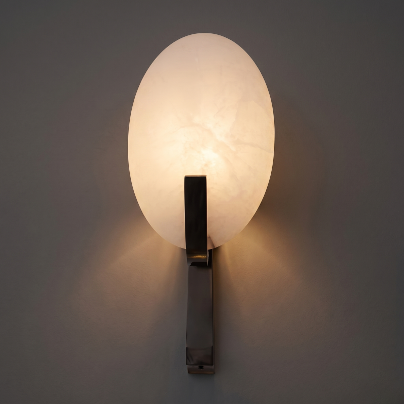 Sculpturale wandlamp van albast