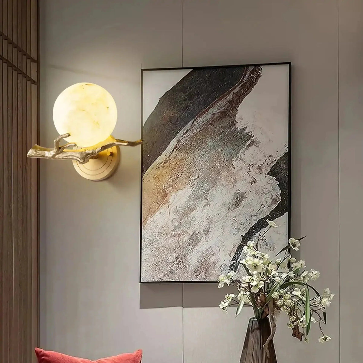 Wandlamp van albast met messingkleurige arm