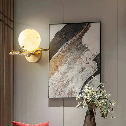 Wandlamp van albast met messingkleurige arm