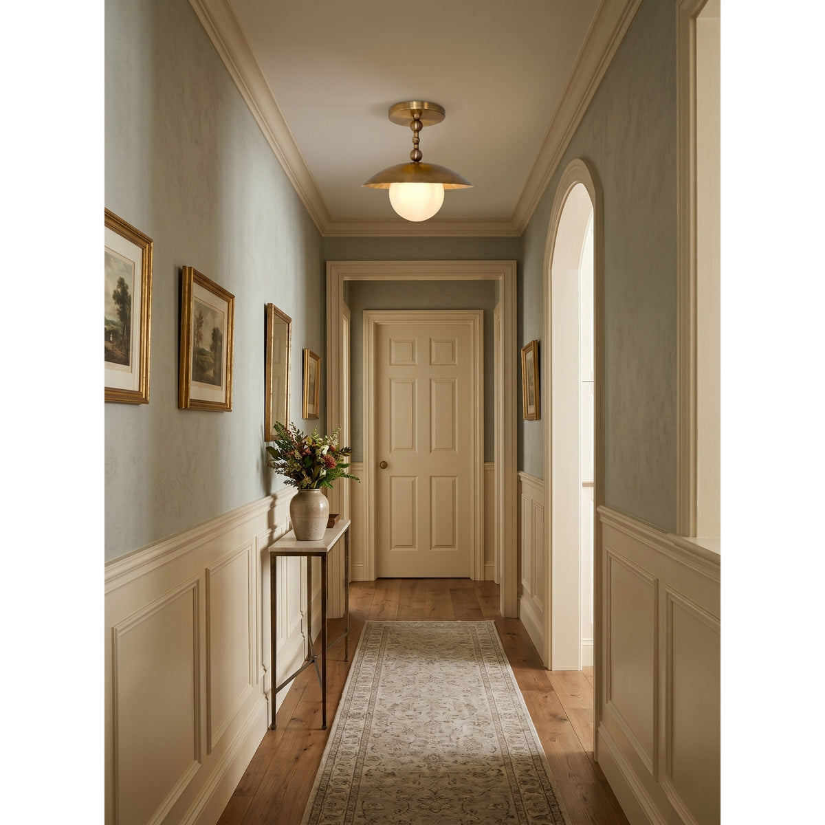 Messingkleurige half-inbouwplafondlamp met koepelshade