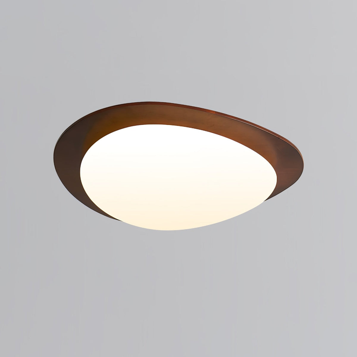 Gebeeldhouwde plafondlamp van walnoothout