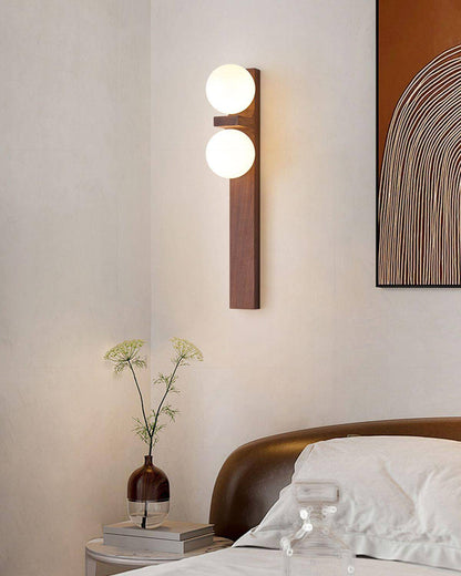 Dubbele wandlamp van hout met globes