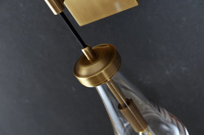 Wandlamp van traanvormig glas