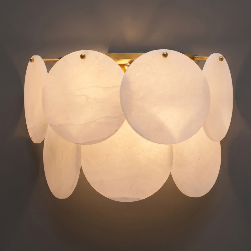 Sculpturale wandlamp van albast