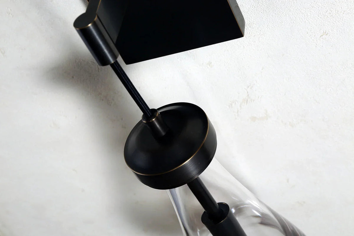 Wandlamp van traanvormig glas