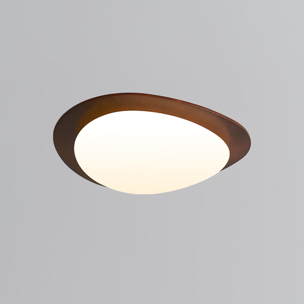 Gebeeldhouwde plafondlamp van walnoothout