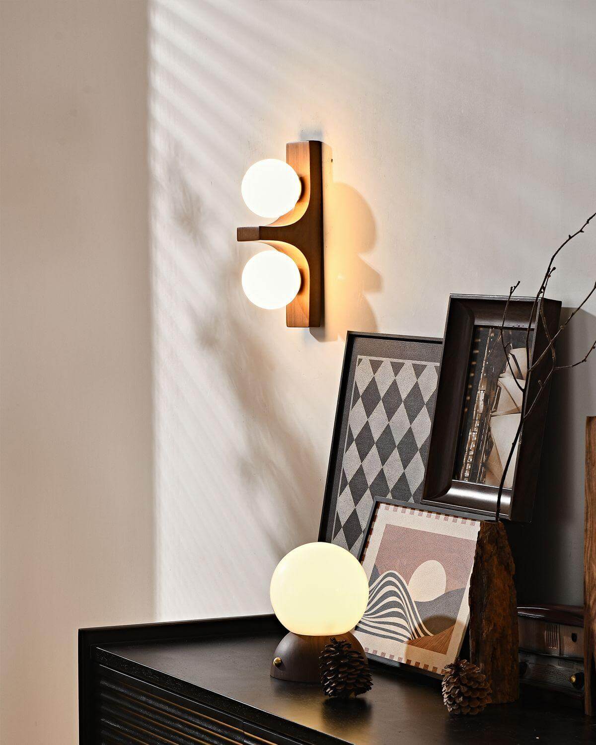 Dubbele wandlamp van hout met globes