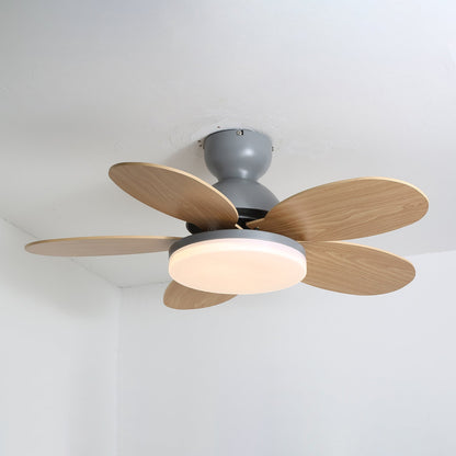 Plafondventilator met houten bloemvormige bladen