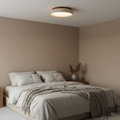 Ronde, vlakke plafondlamp van travertijn
