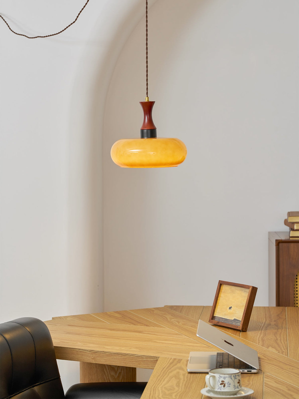 Amberkleurige glazen hanglamp met stekker
