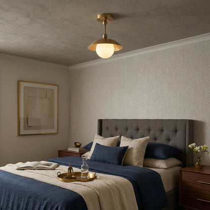 Messingkleurige half-inbouwplafondlamp met koepelshade