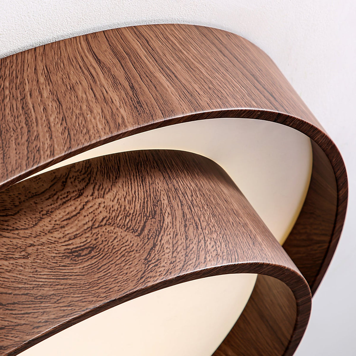 Walnootkleurige spiraalvormige plafondlamp met ringen