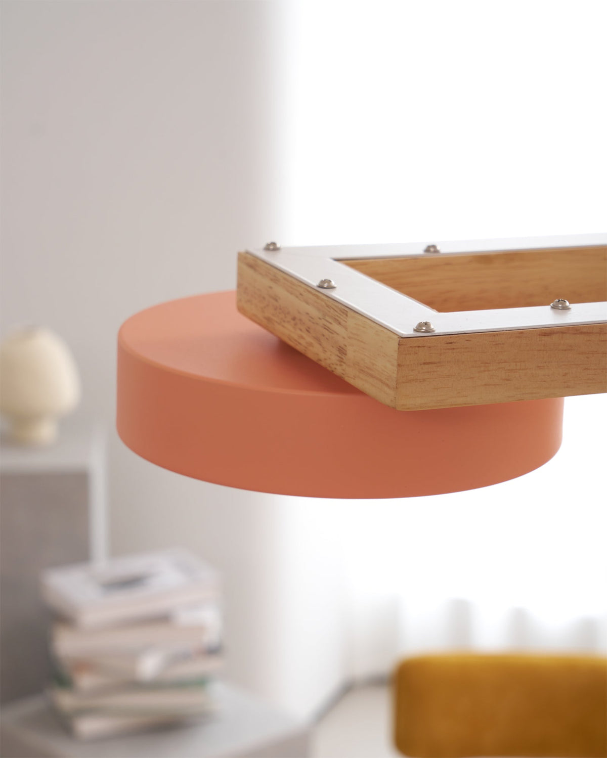 Lineaire houten kroonluchter met vogelmotief