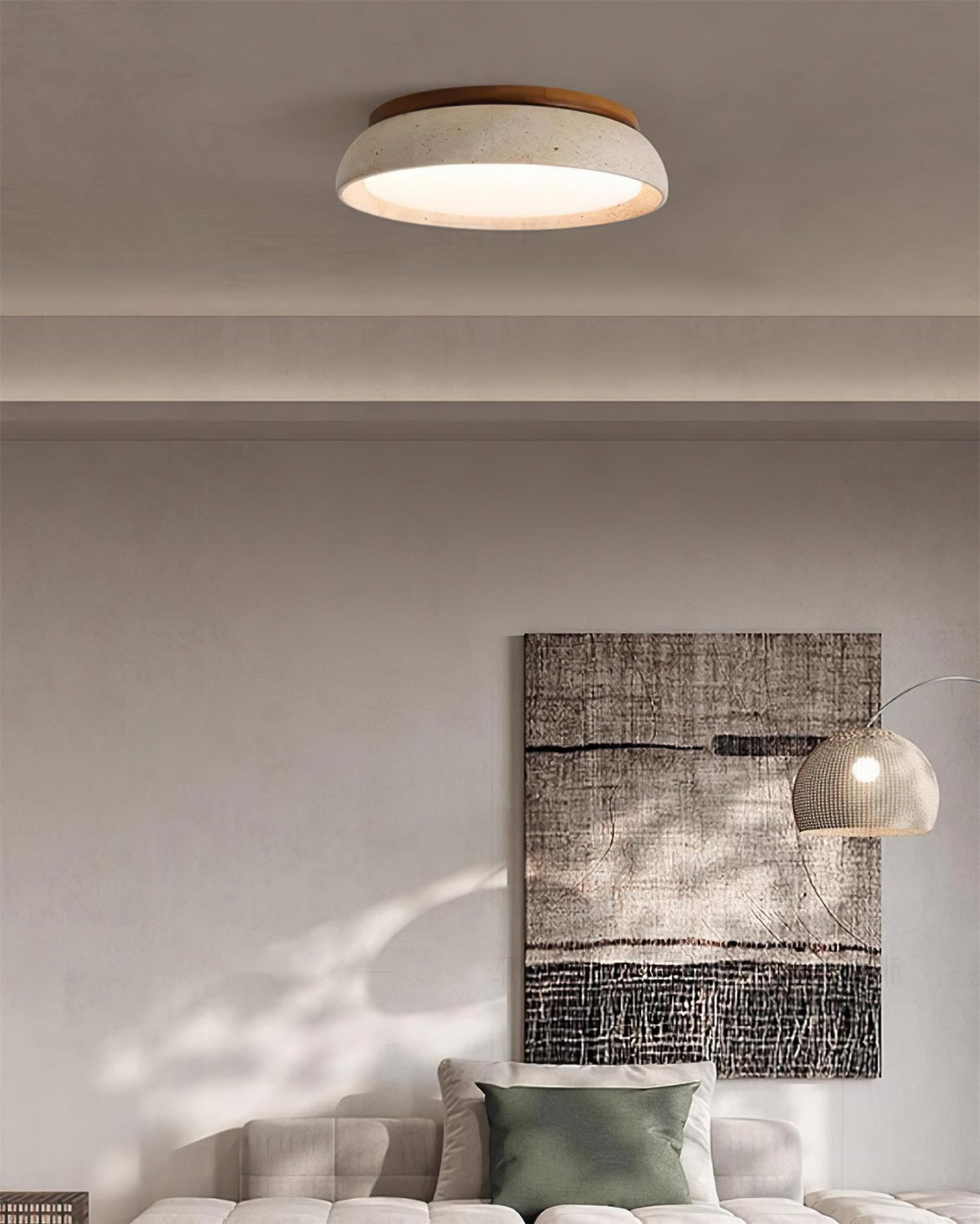 Ronde, vlakke plafondlamp van travertijn
