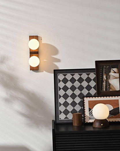 Dubbele wandlamp van hout met globes