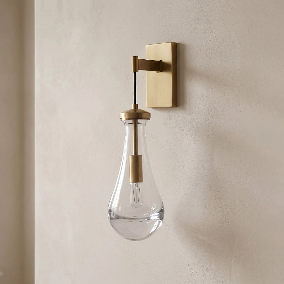 Wandlamp van traanvormig glas