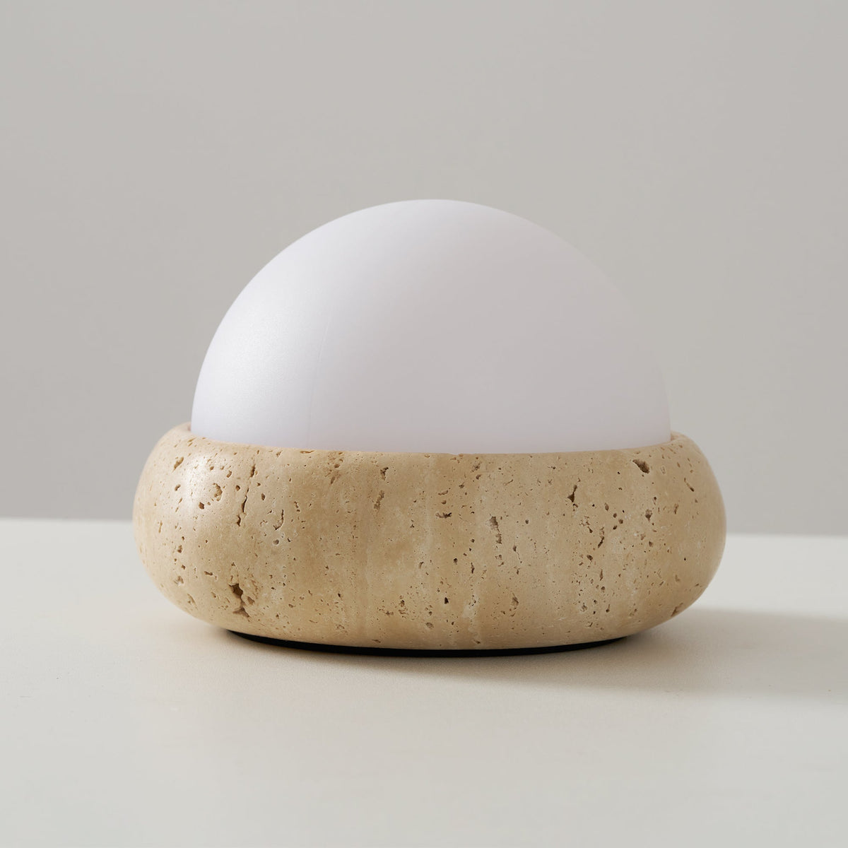 Orlando wabi-sabi-tafellamp van travertijn