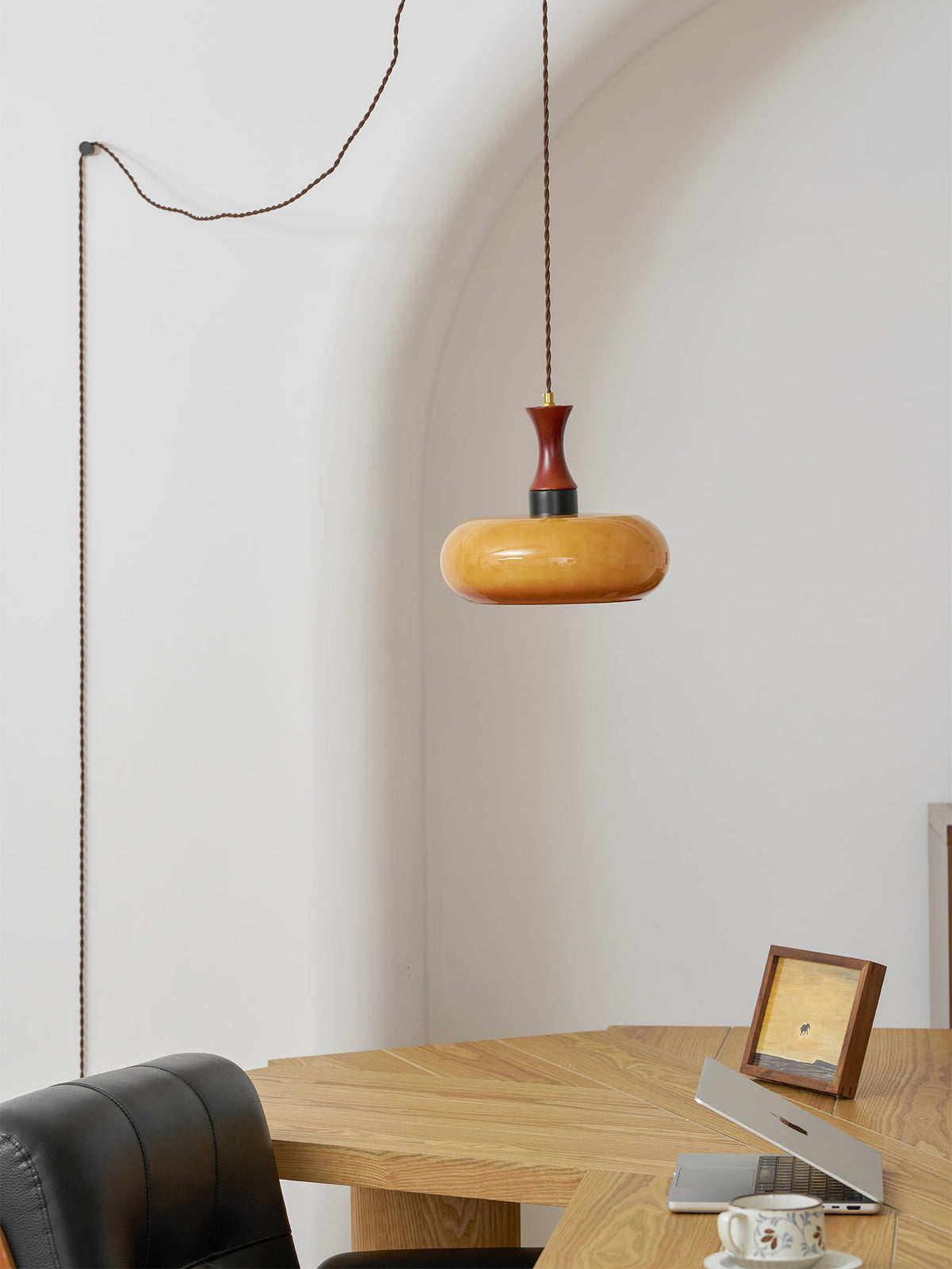 Amberkleurige glazen hanglamp met stekker