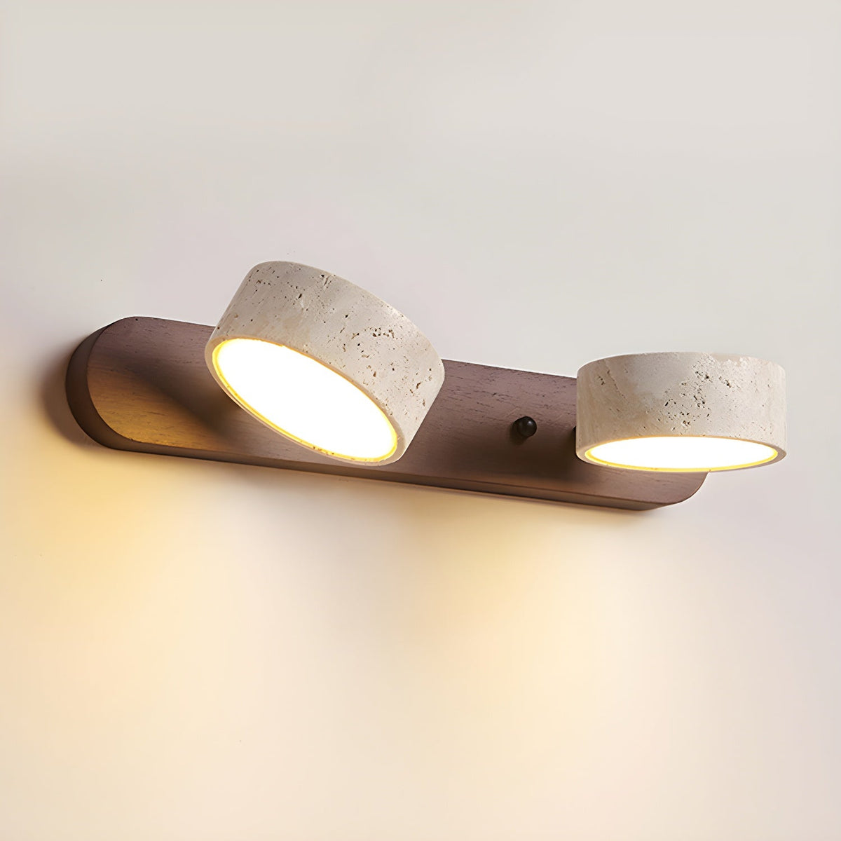 Travertijn wandlamp voor badkamermeubel met houtaccenten
