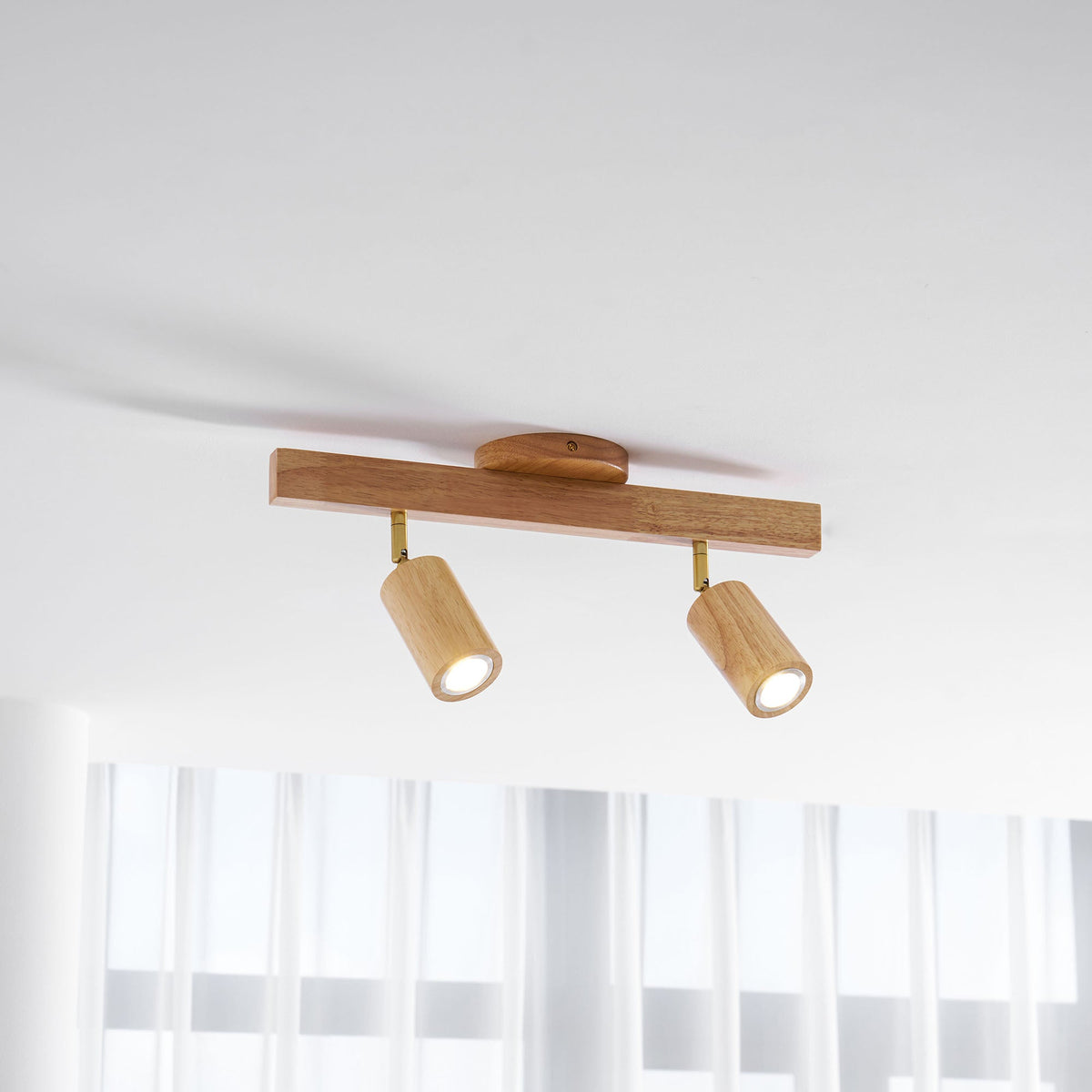 Houten rail met spotjes