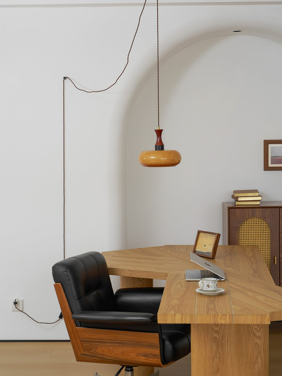Amberkleurige glazen hanglamp met stekker