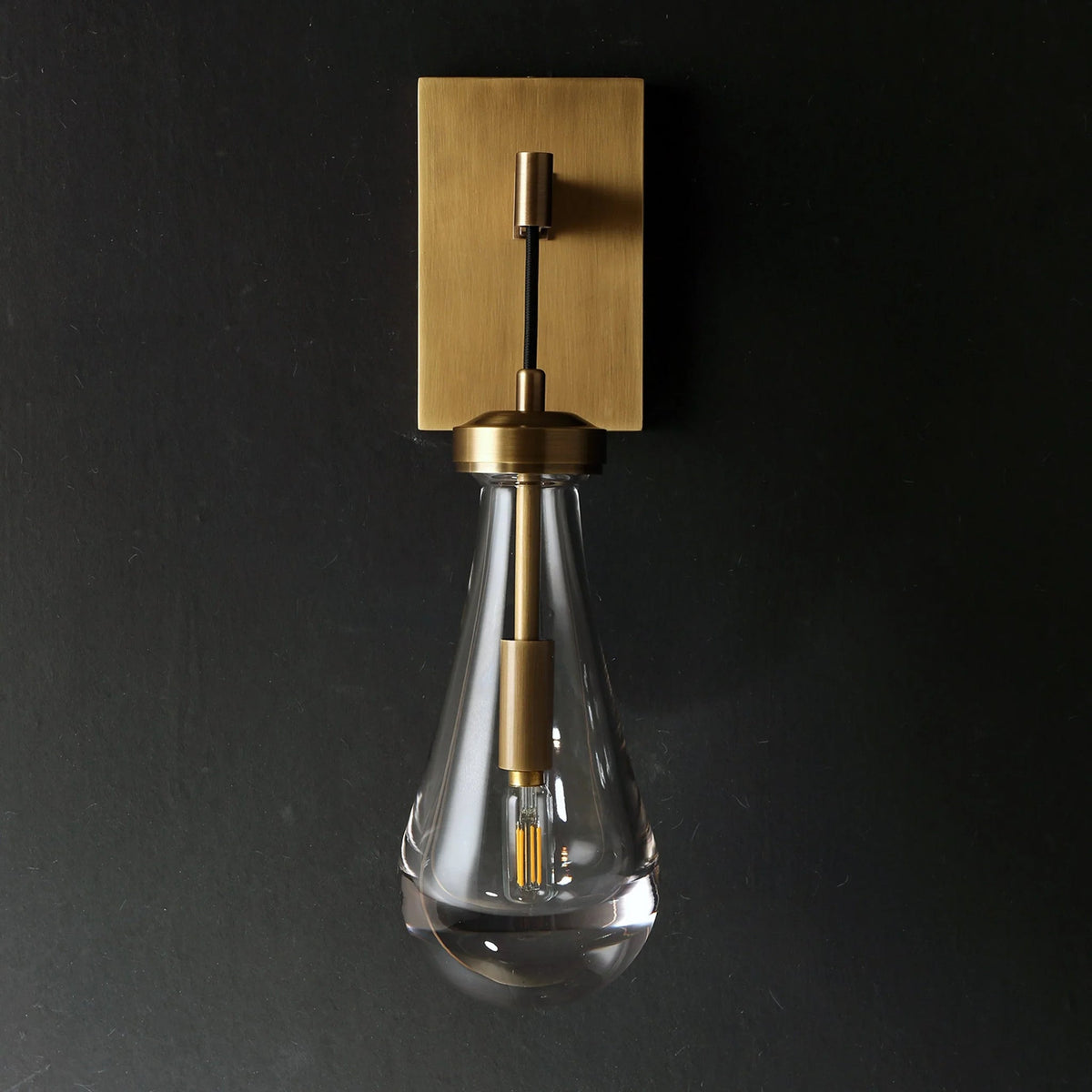 Wandlamp van traanvormig glas