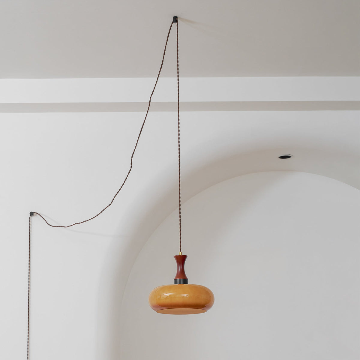 Amberkleurige glazen hanglamp met stekker