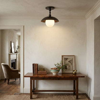 Messingkleurige half-inbouwplafondlamp met koepelshade